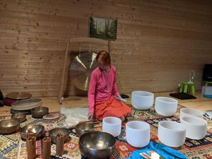 Koncert gongów i miś tybetańskich w jednej z naszych sal at Mazurski Folwark in Lisy