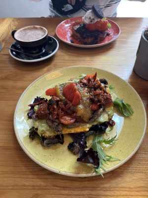 The “vegan toast” w/ vegan cheese, sundried tomato, avo, mushrooms and pineapple/mango chutney 😍  at Zenith Brunch & Cocktails in Barcelona