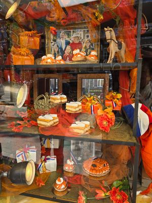 Vitrine (dag voor Koningsdag) at Banketbakkerij Arnold Cornelis in Amsterdam