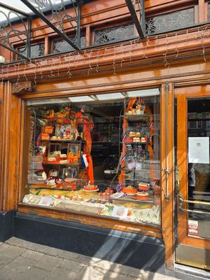 Vitrine (dag voor Koningsdag) at Banketbakkerij Arnold Cornelis in Amsterdam