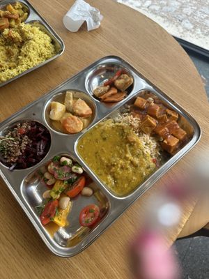 תבשיל עדשים, תבשיל אורז. קצת טופו בסגנון ויאטנמי, קצת קארי תאילנדי עם טופו וירקות   at Dhaba Beas in Hradec Kralove