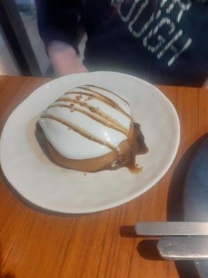 Cinnamon roll with cream at Vegan Resort 啼岸 in Taipei