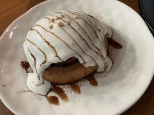 Cinnamon roll with cream  at Vegan Resort 啼岸 in Taipei