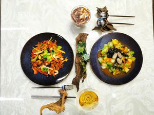 Our customer's favourites: Traditional taiwanes e oyster omelette (in vegan!) and our secret noodles that turn red combined with turmeric at Vegan Resort 啼岸 in Taipei