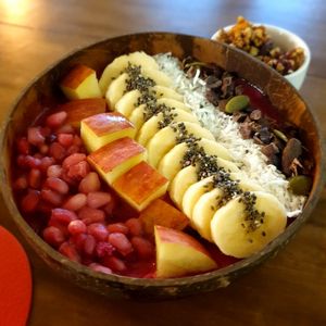 pom, apple, bana, coconut, nibs on beet at Cafe Jogam in Seoul