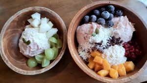 2 customized yogurt bowls (100g vs 300g size) at Cafe Jogam in Seoul