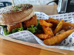 VFC Rancher con Papas: Tofu with pickles,mayo, lettuce and fried potatoes. Tofu con lechuga, pepinillos, mayonesa y papas fritas. at Diez de Diez - 10/10 in San Salvador