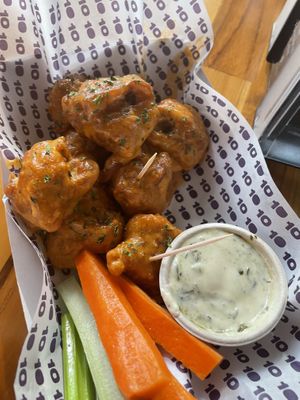 Spicy cauliflower wings  at Diez de Diez - 10/10 in San Salvador