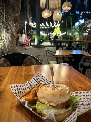 VFC Rancher burger  at Diez de Diez - 10/10 in San Salvador