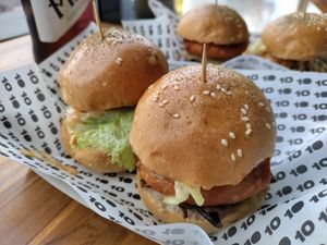 Mini burgers at Diez de Diez - 10/10 in San Salvador