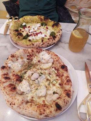 Bianca uno and verde pizza at Wolke in Vienna