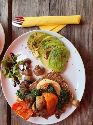 Vegan breakfast 😋😍 at Lamingtons in Munich