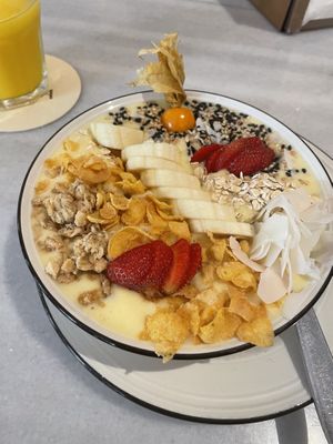 Smoothie bowl de mango + zumo de naranja  at Maura in Mallorca