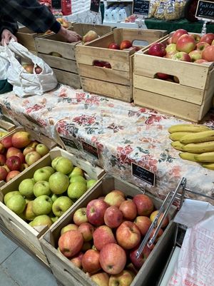 Apples at Woolf Farms Fruit Market in Salem
