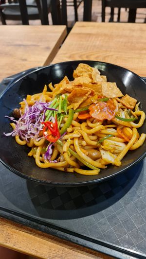Stir fried noodles at Zuya Vegetarian Cuisines 竹雅素食 - Tiong Bahru Plaza in Central Singapore