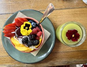 açaí bowl and kiwi juice   at Ojo de Agua in Mexico City