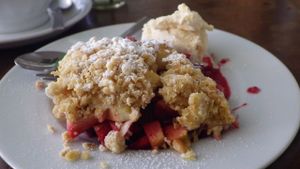 Vegan apple and berry crumble with ice cream at Die Rebellion des Zimtsterns in Berlin