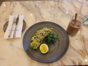 Avocado Brot und Iced Latte at Josephine's Coffee in Attard