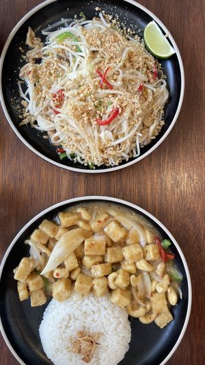 Pad thai and rice dish  at Go Thai - 고타이 in Seoul