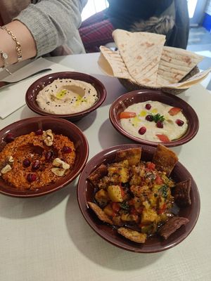 Hummus, baba ghannouch, mosaka libanesa y mohamara at Sésamo in Pamplona
