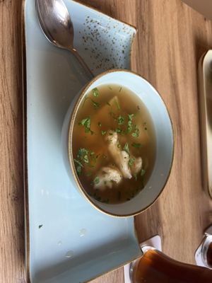 Vegane Rinderbrühe mit Maultaschen und Gemüse  at Elmenhorster Mühle - Burger & Mehr in Waltrop