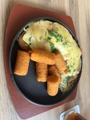 Veganes Hollondaise-Schnitzel, überbacken mit Schmorzwiebeln und Kroketten  at Elmenhorster Mühle - Burger & Mehr in Waltrop