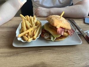 Rösti-Burger mit Pommes  at Elmenhorster Mühle - Burger & Mehr in Waltrop