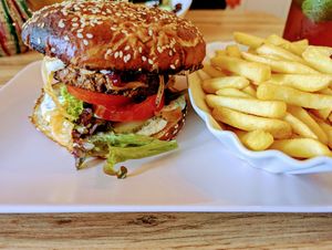 German Burger mit Green Oats Patty, Schmorzwiebeln, veg. Spiegelei, Preisselbeermajo und Laugenbrötchen, dazu Pommes at Elmenhorster Mühle - Burger & Mehr in Waltrop