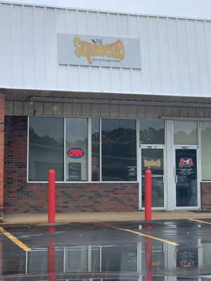 Store front at The Squeeze Juice Bar and Vegan Eatery in Vicksburg