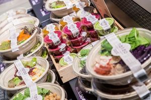 Detalle de ensalada con salsal at Natoo in Frankfurt