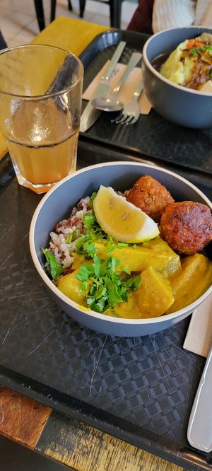 Bol chaud de riz, lentilles et légumes au curry at J'ai du bowl in Valenciennes