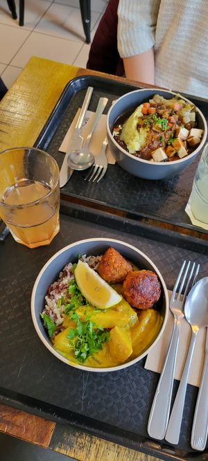 Bol chaud de riz, lentilles et légumes au curry et bol chaud de purée, tofu et légumes at J'ai du bowl in Valenciennes