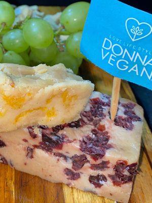 Queijos curados, fermentados duas vezes, diversos sabores! 220 g
Desta foto, Damasco turco e Cramberry at DONNA VEGAN in Sao Paulo