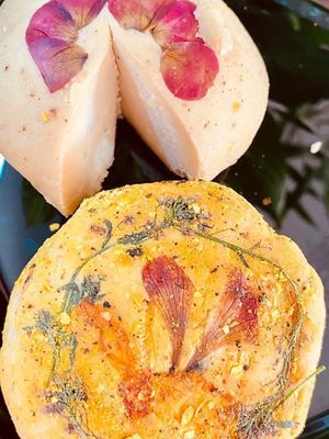 Queijo curado com cúrcuma e defumado at DONNA VEGAN in Sao Paulo