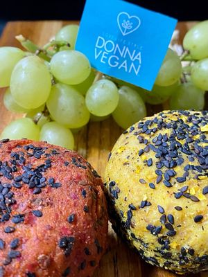 Queijo curado , Pãprica com pimentinha calabresa e Lemon Pepper , ambos com Gergelim negro at DONNA VEGAN in Sao Paulo