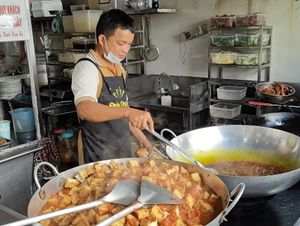 Friendly chef cooking at An Lac Tam - P2 in Da Lat