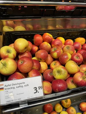 apples  at denn's Biomarkt - Ernst-August-Platz in Hannover