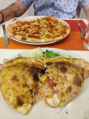 Pizza prosciutto e funghi y calzone super veggy at Pizzeria Sa Cova in Mallorca