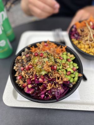 Sushireis mit Avocado, Teriyakisauce, gebratene Aubergine mit cashews und Granatapfelkerne  at Island Poké in Grenoble