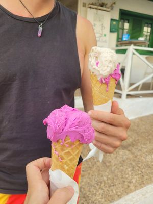 2x viking (dragonfruit), 1x plátano (banana) in waffle cones at Agrigelateria in Lanzarote