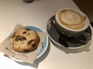 Café con bebida de avena + cookie vegana  at Papín in Logrono