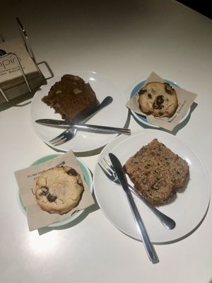 Cookies veganas + bizcocho de zanahoria vegano + bizcocho integral de plátano vegano  at Papín in Logrono