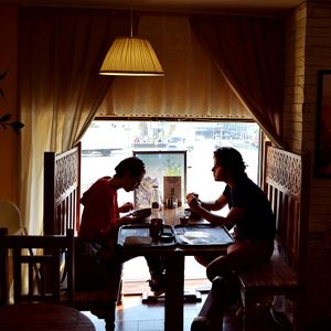 Пара наслаждается едой  at Jagannath na Kurskoj in Moscow