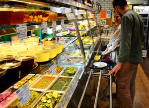 Линия раздачи еды в Джаганнате на Курской  at Jagannath na Kurskoj in Moscow