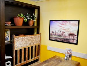 Вдохновляющие картины, растения и книги  at Jagannath na Kurskoj in Moscow