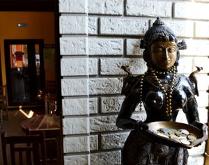 Красивые статуи  at Jagannath na Kurskoj in Moscow