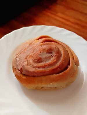 Cinnamon roll riquísimo at Bizi Granel in Barakaldo