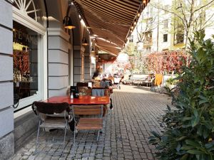 Outdoor seating (late autumn) at Café des Amis in Zurich