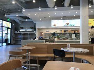 A nice clean place with fresh food 🍱 and vegan options at sweetgreen in Atlanta