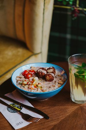 Stamppot Chickpeas met Tahini en falafel. at The Fresh Factory in Nijmegen